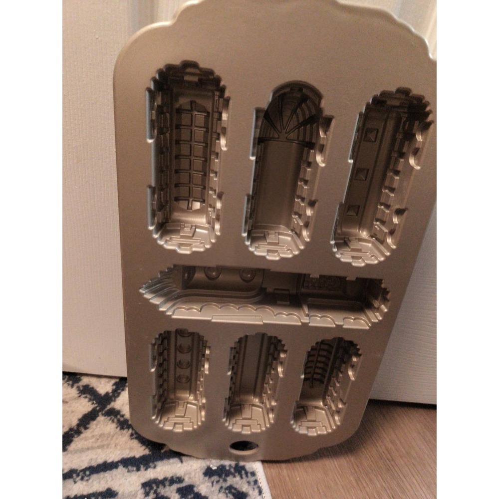 Williams Sonoma Nordic Express Train 6 Cars Cake Cakelet Bakeware Pan Made USA